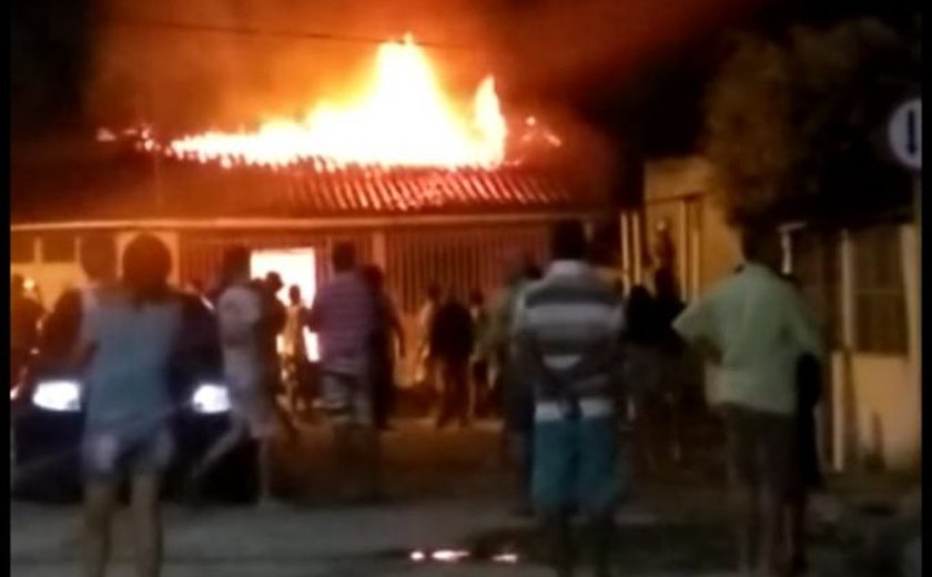 Celular carregando explode e causa incêndio em residência na Vila São Francisco