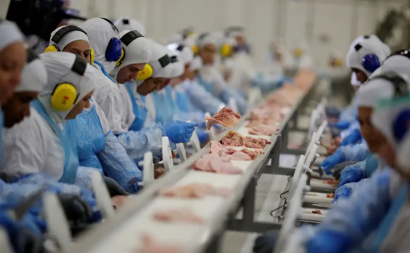 Indústria criou mais de 910 mil empregos em quatro anos, aponta IBGE