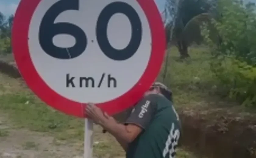 Homens são flagrados furtando placas na Rota do Mar e culpam Lula