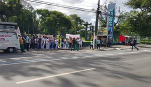 Trabalhadores do Hospital Veredas protestam por salários e férias em atraso