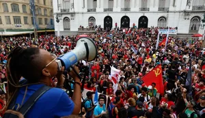 Estudantes fazem ato no Rio de Janeiro em defesa de voto em Lula