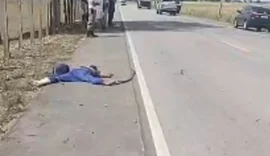 Motociclista morre após perder controle e bater em cerca de arame