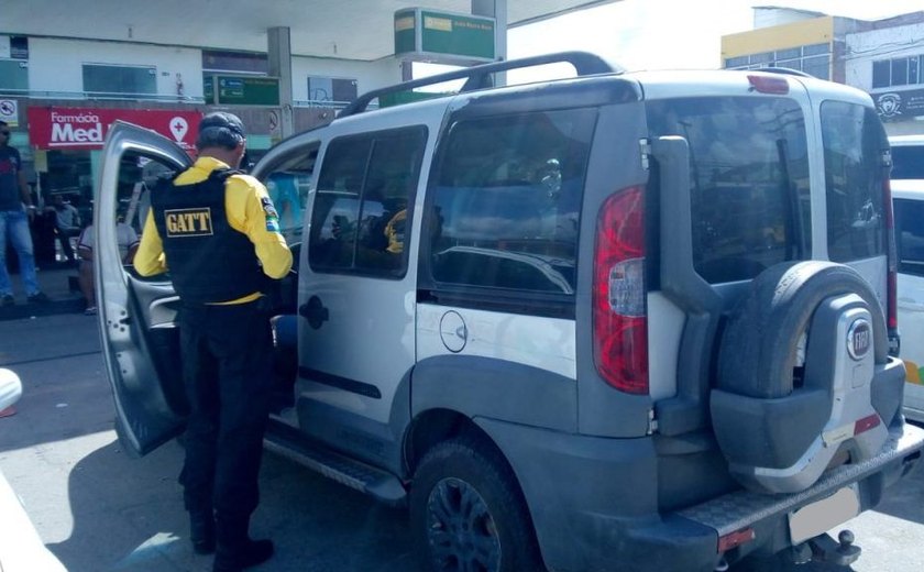 SMTT remove veículos por realizar transporte clandestino em Maceió