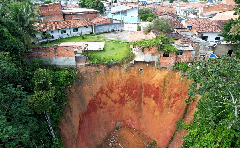 Cratera destrói sonho da casa própria de família