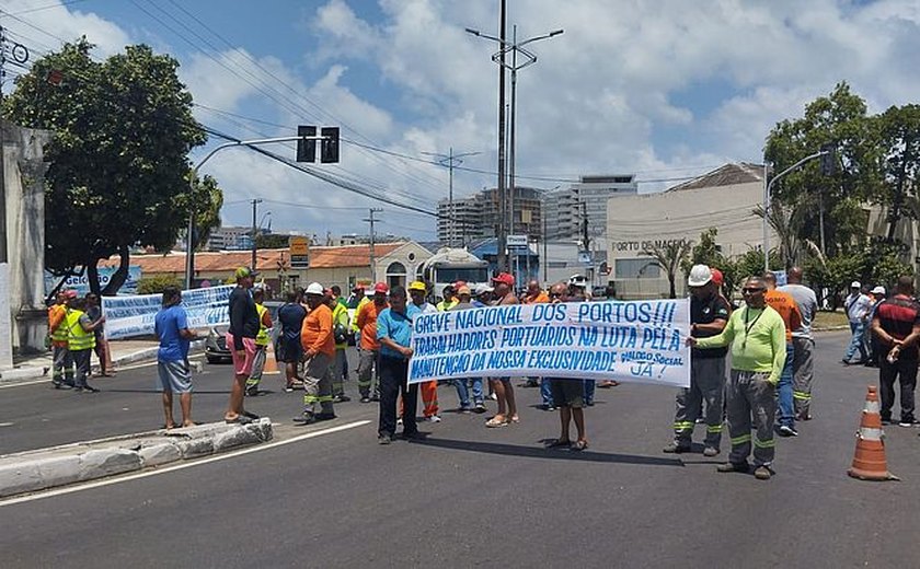 Manifestação de trabalhadores do Porto de Maceió deixa trânsito lento no Jaraguá