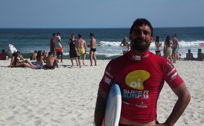 Surfista brasileiro Leo Neves morre durante prova no Rio de Janeiro