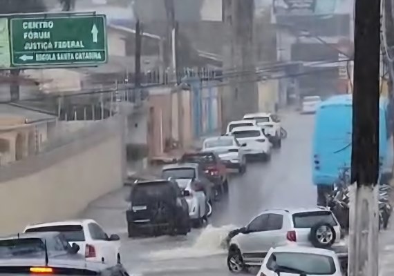 Temporal alaga ruas em vários pontos de Arapiraca