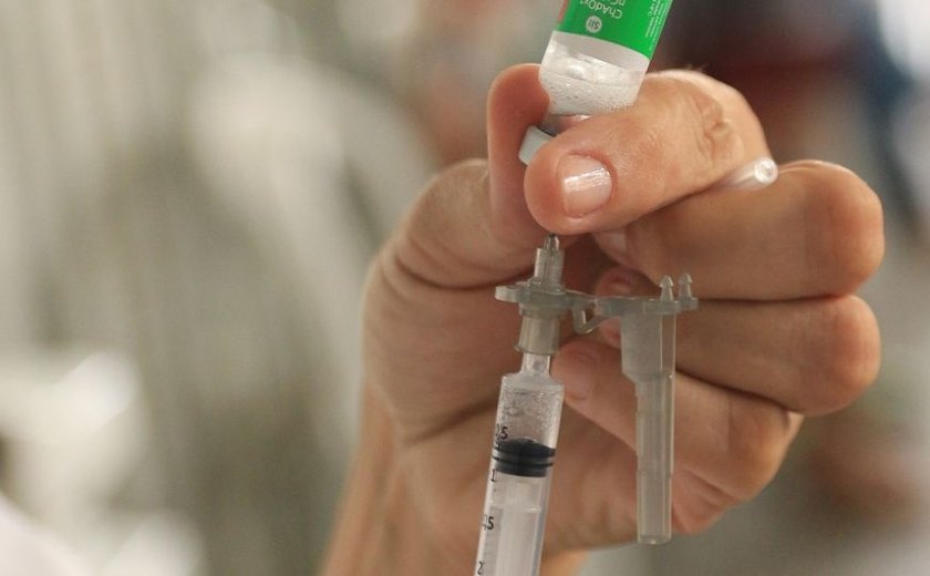 Alagoas vacinará idosos entre 72 e 74 anos com chegada de mais 60.600 doses da Coronavac