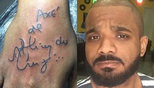 Filho de Arlindo Cruz faz tattoo na mão em homenagem ao pai