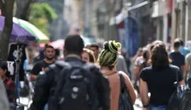 Diretores e gerentes negros ganham 34% menos que brancos, revela IBGE