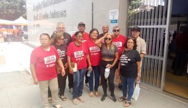 Servidores da Ufal protestam em frente ao HUPAA