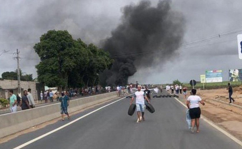 Rodovia AL-220 é bloqueada por moradores de loteamento em Campo Alegre