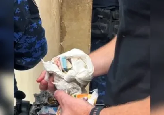 Mulher é presa suspeita de tráfico de drogas durante operação na orla de Pajuçara