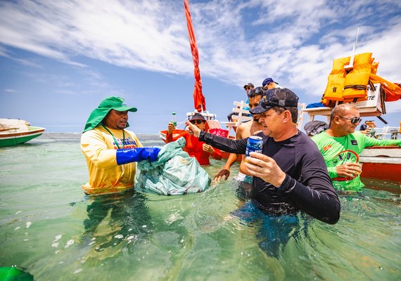Prefeitura de Maceió promove mutirão de limpeza na orla da capital