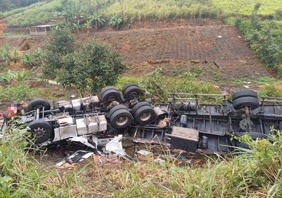 Destombamento de carreta deixa dois sentidos da BR-101 em Joaquim Gomes interditados