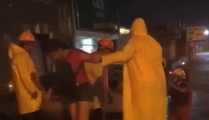 Passageiros de ônibus são resgatados após veículo ficar com rodas submersas em Maceió