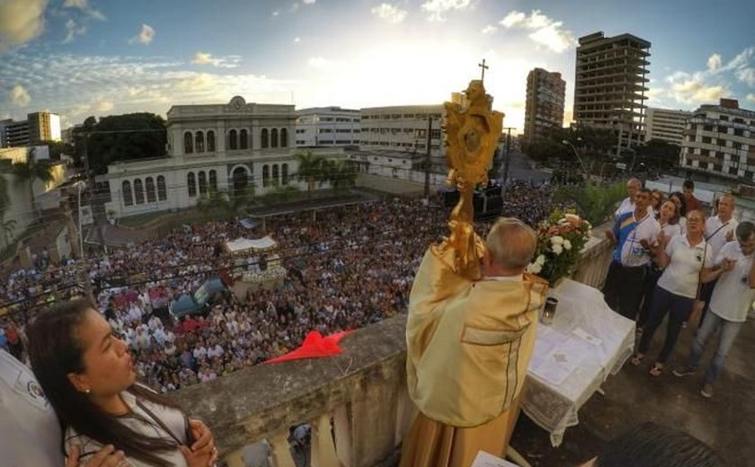 Milhares de católicos participam da procissão de Corpus Christi em Maceió