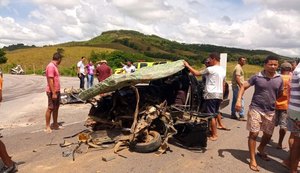 Homem morre e outro fica ferido em acidente entre caminhão de gás e Saveiro em Cajueiro