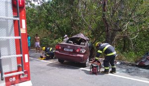Três pessoas morrem após colisão frontal entre dois carros na rodovia BR-104
