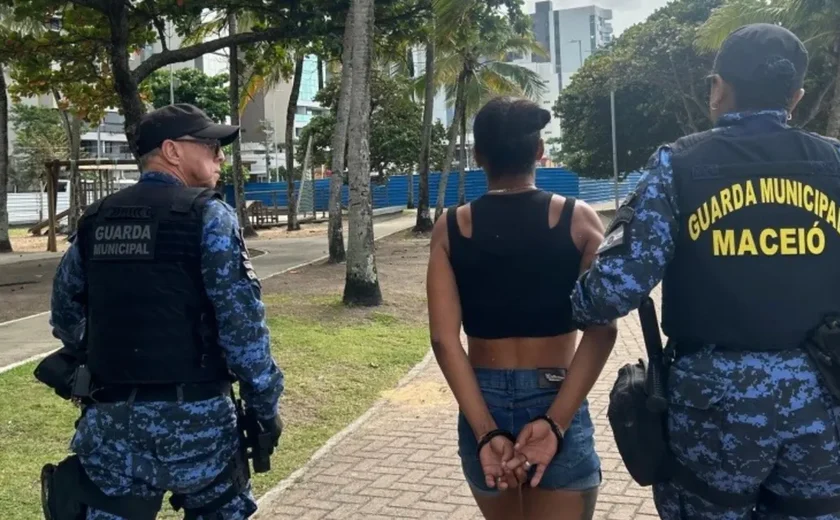 Mulher é presa suspeita de tráfico de drogas durante ação na orla de Maceió