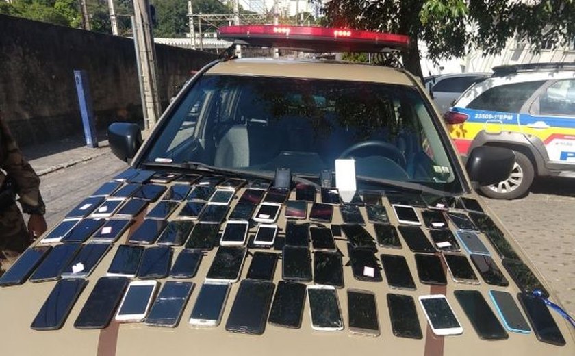 Polícia prende quatro suspeitos com 88 celulares
