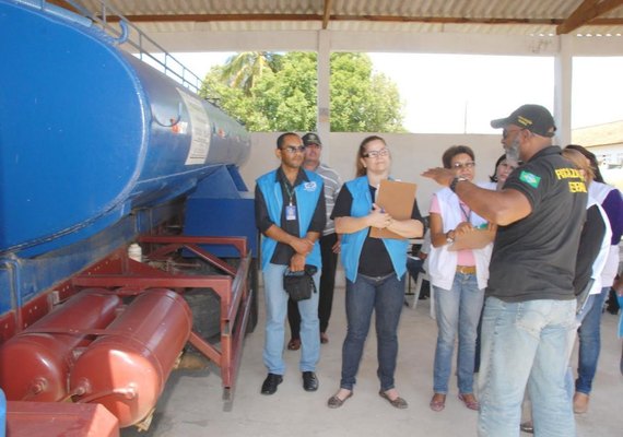 Vigilância Sanitária Estadual inspeciona tanques de carros pipa