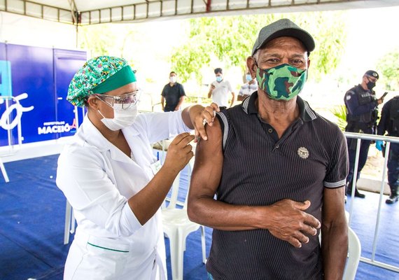 Prefeito JHC anuncia vacinação para idosos de 65 anos, a partir deste domingo (28)