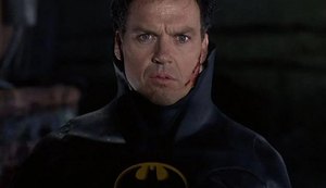 Ator Michael Keaton volta a ser o Batman em nova cena de The Flash; assista o vídeo
