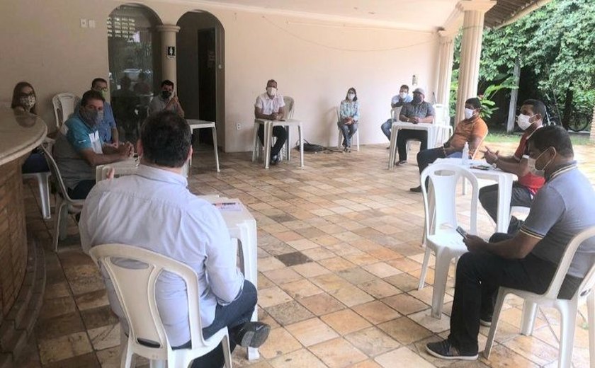 Vereadores de Arapiraca bajulam prefeito e esquecem atraso da UPA