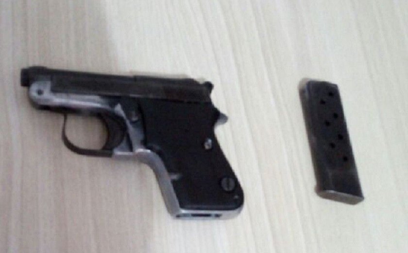 Camareira confunde pistola com um isqueiro e atira em colega na Itália