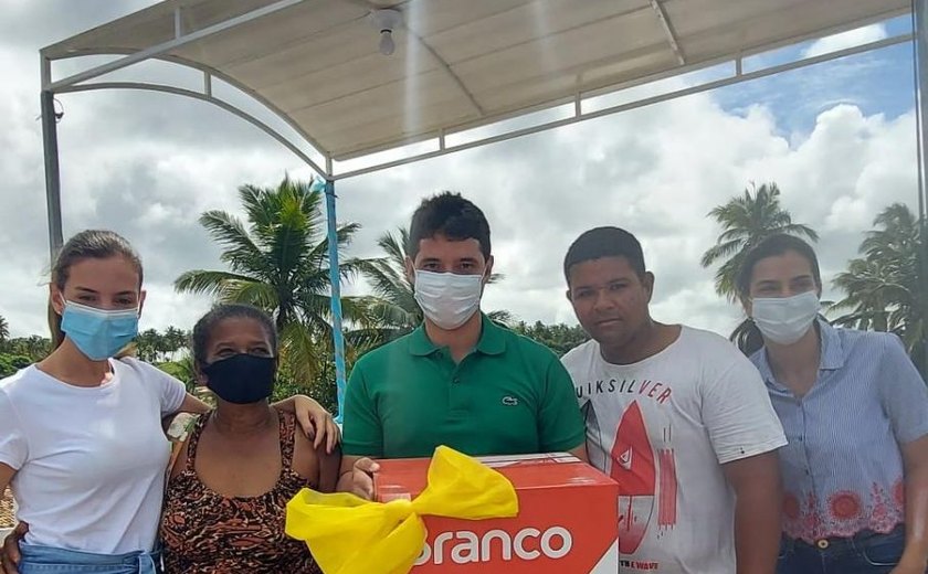 Prefeito Felipe Jatobá participa de barqueata e sorteia motores para pescadores de Jequiá