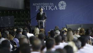 Ministro diz que aumentar pena não resolve problema das drogas