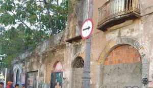 Sacada de prédio antigo desaba após crianças subirem na estrutura no Jaraguá