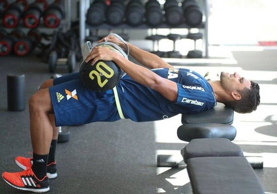 Flamengo vê evolução de tratamento dos meias Ederson e Conca