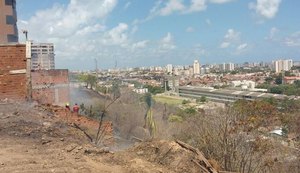 Incêndio em vegetação no Centro gera pânico