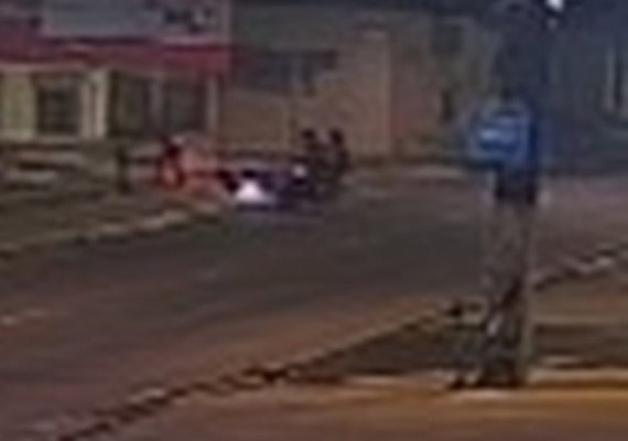 Câmera registra assalto e roubo de motocicleta na Serraria, em Maceió