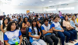 Poema escrito por estudante vira inspiração para debate sobre bullying nas escolas de Maceió