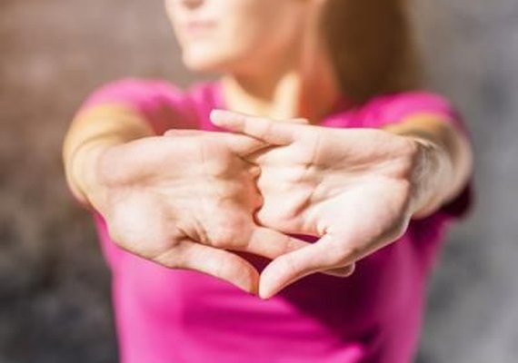 Exercícios de alongamento são importantes no home office