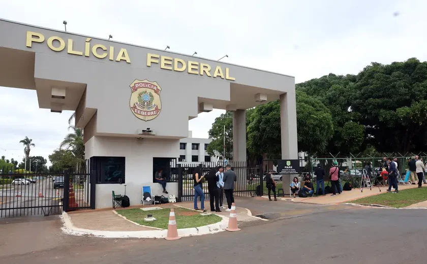 'Sala de Estado' da PF onde Bolsonaro deve ficar detido tem cama, TV, banheiro e frigobar