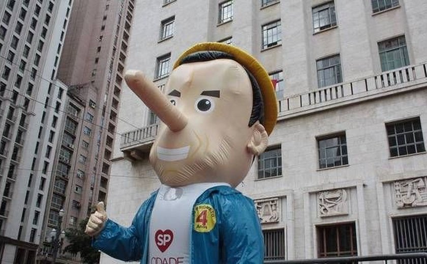 'Dorióquio': manifestantes levam boneco de João Doria na prefeitura