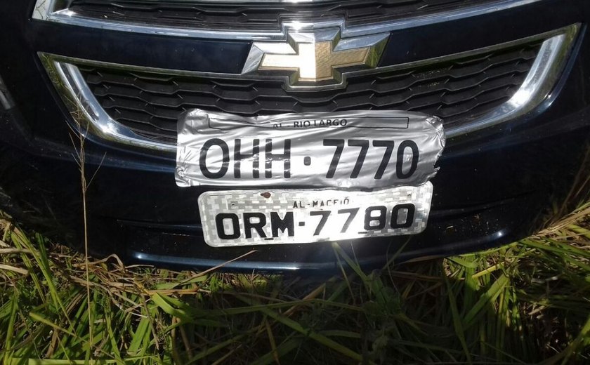 Polícia Rodoviária Federal recupera carro roubado com adesivo imitando placa