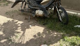 Homem é preso com moto sem placa e queixa de roubo