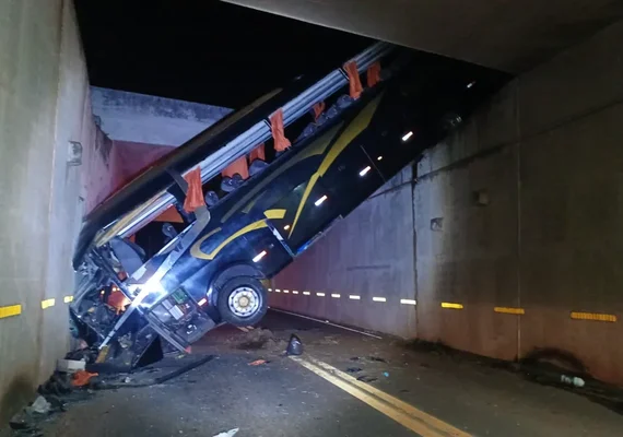 Ônibus de turismo cai em vão de viaduto e deixa cerca de 30 feridos