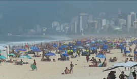 Cariocas e turistas voltam a ocupar areias das praias com cadeiras e barracas em feriadão