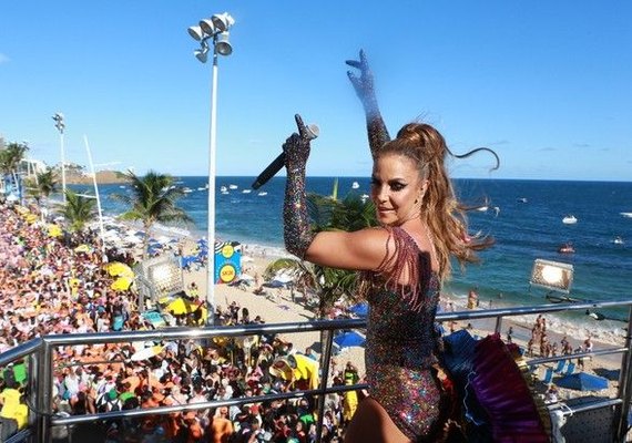 Ivete canta na Bahia às vésperas de seu desfile no Rio de Janeiro