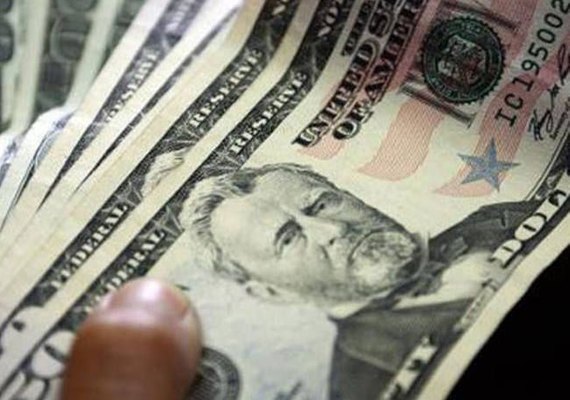 Dólar sobe após PIB positivo; cautela com crise política ainda pesa