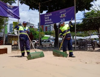 Prefeitura intensifica limpeza de quadras de areia em Maceió