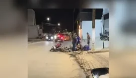 Imagens de câmera de segurança registra colisão frontal entre motocicletas e deixa dois feridos