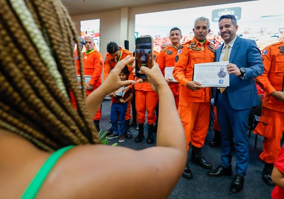 Paulo Dantas condecora missão humanitária de Alagoas no RS e reforça frota do Samu e Batalhão Ambiental