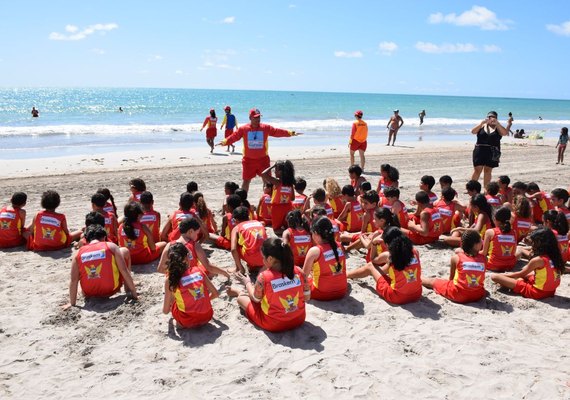 Projeto Golfinho inicia com 500 crianças inscritas na Praia da Pajuçara